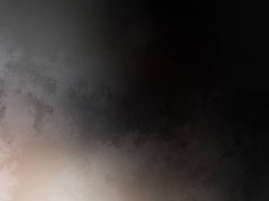 Takım elbiseli ve kravatlı bir adam ateşin önünde duruyor.