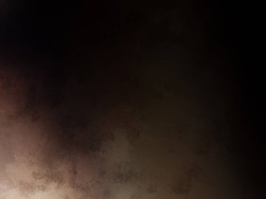 Takım elbiseli ve kravatlı bir adam ateşin önünde duruyor.