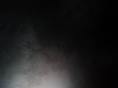 Karanlık bir odada ışığı açık bir insan.