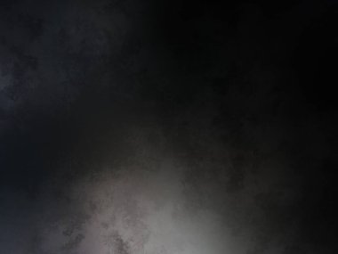 Karlı bir yüzeyde snowboard süren bir insan.