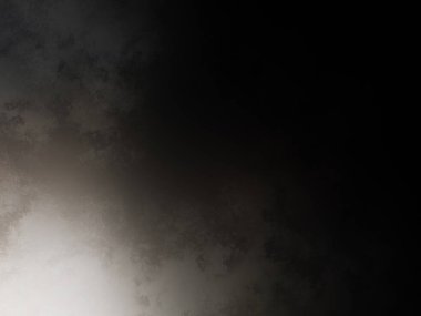 Takım elbiseli ve kravatlı bir adam duvarın önünde duruyor.