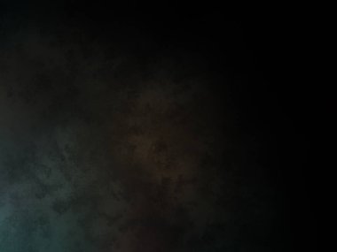 Takım elbiseli ve kravatlı bir adam karanlık bir arka planın önünde duruyor.