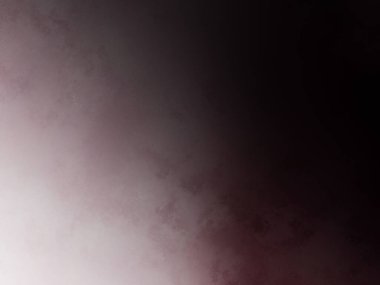 Takım elbiseli ve kravatlı bir adam tenis raketi tutuyor.