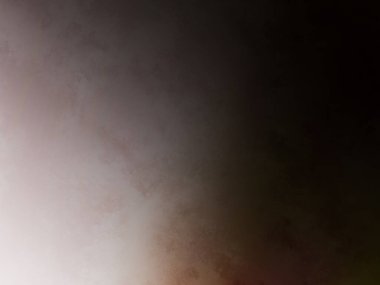 Takım elbiseli ve kravatlı bir adam duvarın önünde duruyor.