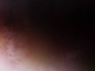 Bir adam kortta tenis raketi tutuyor.