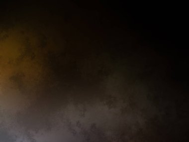 Takım elbiseli ve kravatlı bir adam duvarın önünde duruyor.