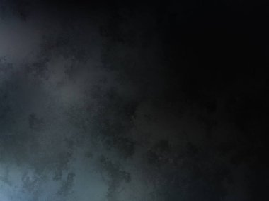 Karanlıkta sörf tahtasında bir insan