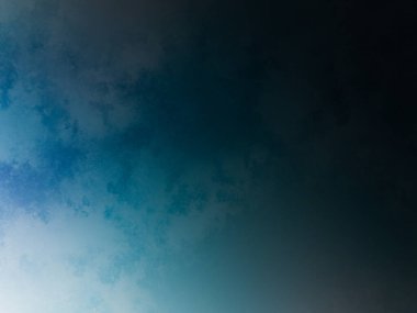 Sörf tahtasında suda bir insan.