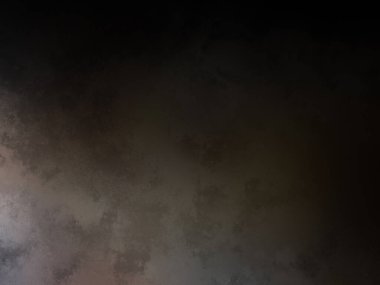 Takım elbiseli ve kravatlı bir adam duvarın önünde duruyor.