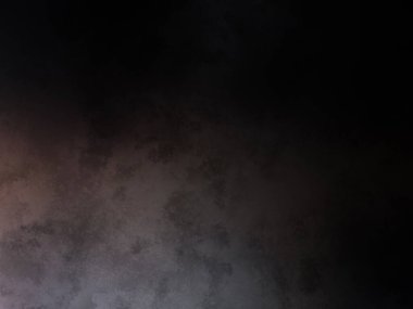 Takım elbiseli ve kravatlı bir adam duvarın önünde duruyor.