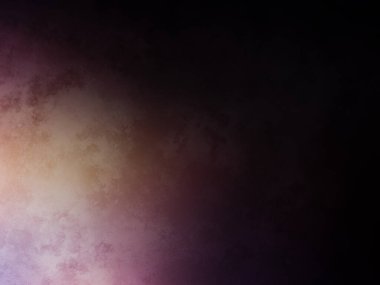 Bir adam kortta tenis raketi tutuyor.