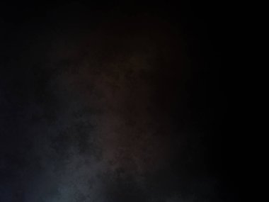 Karanlıkta snowboard yapan biri.