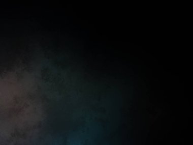 Elinde mikrofon tutan takım elbiseli ve kravatlı bir adam.