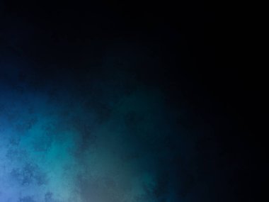 Bir adam elinde tenis raketi tutuyor.