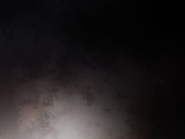 Karlı bir yamaçta snowboard süren bir adam.