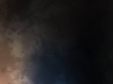 Rampada kaykay süren biri.