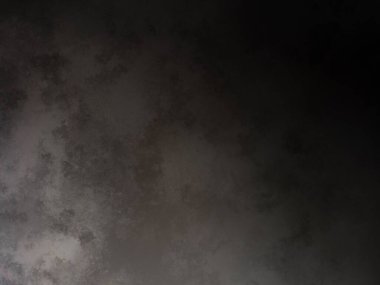 Karlı bir yamaçta snowboard süren bir adam.