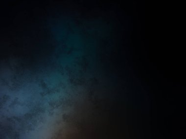 Karanlık bir yüzeyde kaykay süren bir adam.