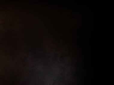 Dolunay, kara gökyüzü ve bulutlar.