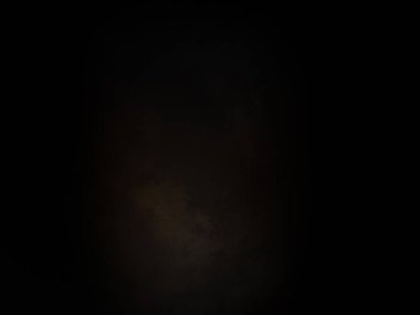 Karanlık gökyüzü ve aydınlığı olan siyah bir arkaplan.