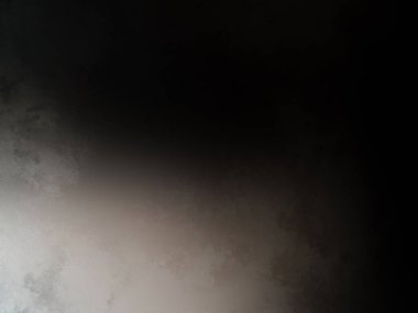 Takım elbiseli ve kravatlı bir adam duvarın önünde duruyor.