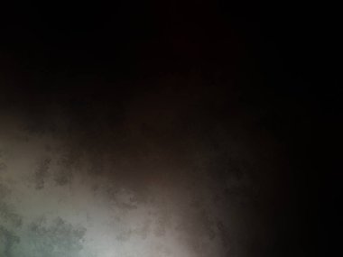 Siyah gömlekli bir adam tenis raketi tutuyor.