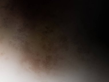 Takım elbiseli ve kravatlı bir adam duvarın önünde duruyor.