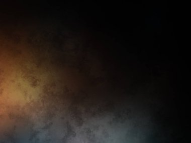 Bir adam kortta tenis raketi tutuyor.