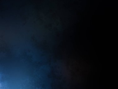 Takım elbiseli ve kravatlı bir adam karanlık bir arka planın önünde duruyor.