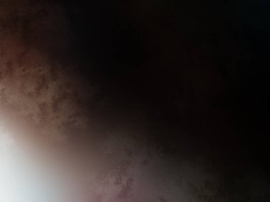 Rampada kaykay süren biri.