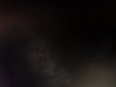 Elinde mikrofon tutan takım elbiseli ve kravatlı bir adam.