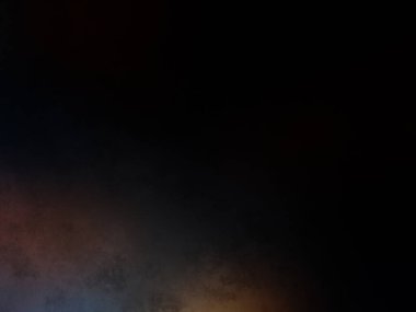 Takım elbiseli ve kravatlı bir adam mikrofonun önünde duruyor.