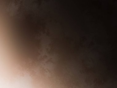 Rampada kaykay süren bir adam.