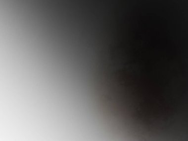 Sisli bir arkaplan önünde kamera tutan bir kişi.