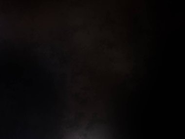 Karlı bir yüzeyde snowboard süren bir insan.