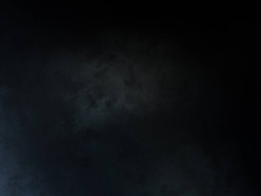 Karlı bir yamaçta snowboard süren bir adam.