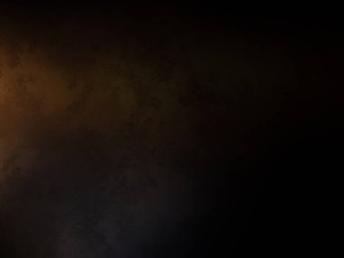 Takım elbiseli ve kravatlı bir adam duvarın önünde duruyor.