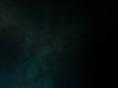 Dalgıç kıyafetli bir adam elinde sörf tahtası tutuyor.