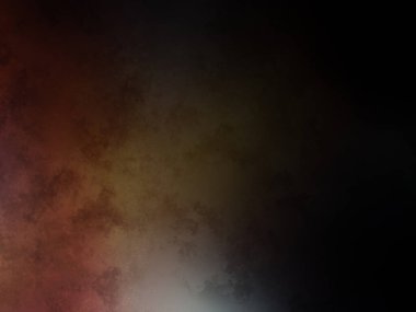 Bir adam kortta tenis raketi tutuyor.