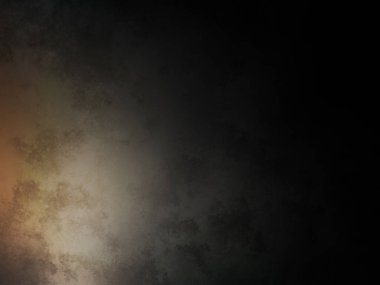 Bir adam kortta tenis raketi tutuyor.