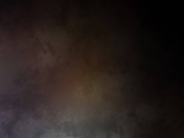 Ortasında gökkuşağı olan karanlık ve bulutlu bir gökyüzü