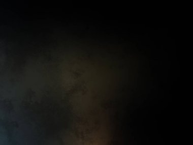 Karanlık bir yüzeyde kaykay süren bir insan.