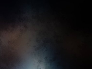 Sahnede elinde mikrofonla duran bir insan.