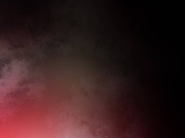 Kırmızı gömlekli bir adam tenis raketi tutuyor.