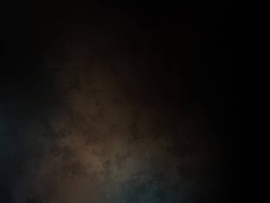 Takım elbiseli ve kravatlı bir adam karanlık bir arka planın önünde duruyor.