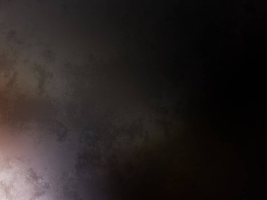 Elinde tenis raketi tutan biri.