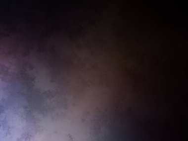 Mor ve mavi ışıklı koyu bir arkaplan.