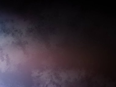 Karanlık bir gökyüzü, birkaç bulut ve bir uçak.