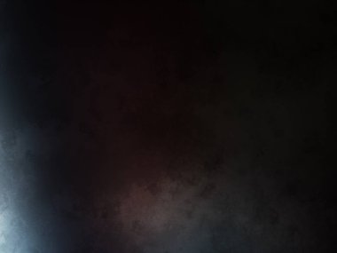 Karanlık ve bulutlu bir gökyüzü ve bulutların arasında parlayan bir ışık.