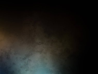 Bir adam kortta tenis raketi tutuyor.